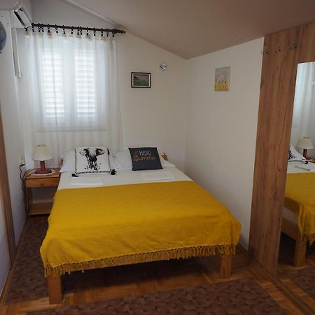 Apartments Miro Kornić Buitenkant foto