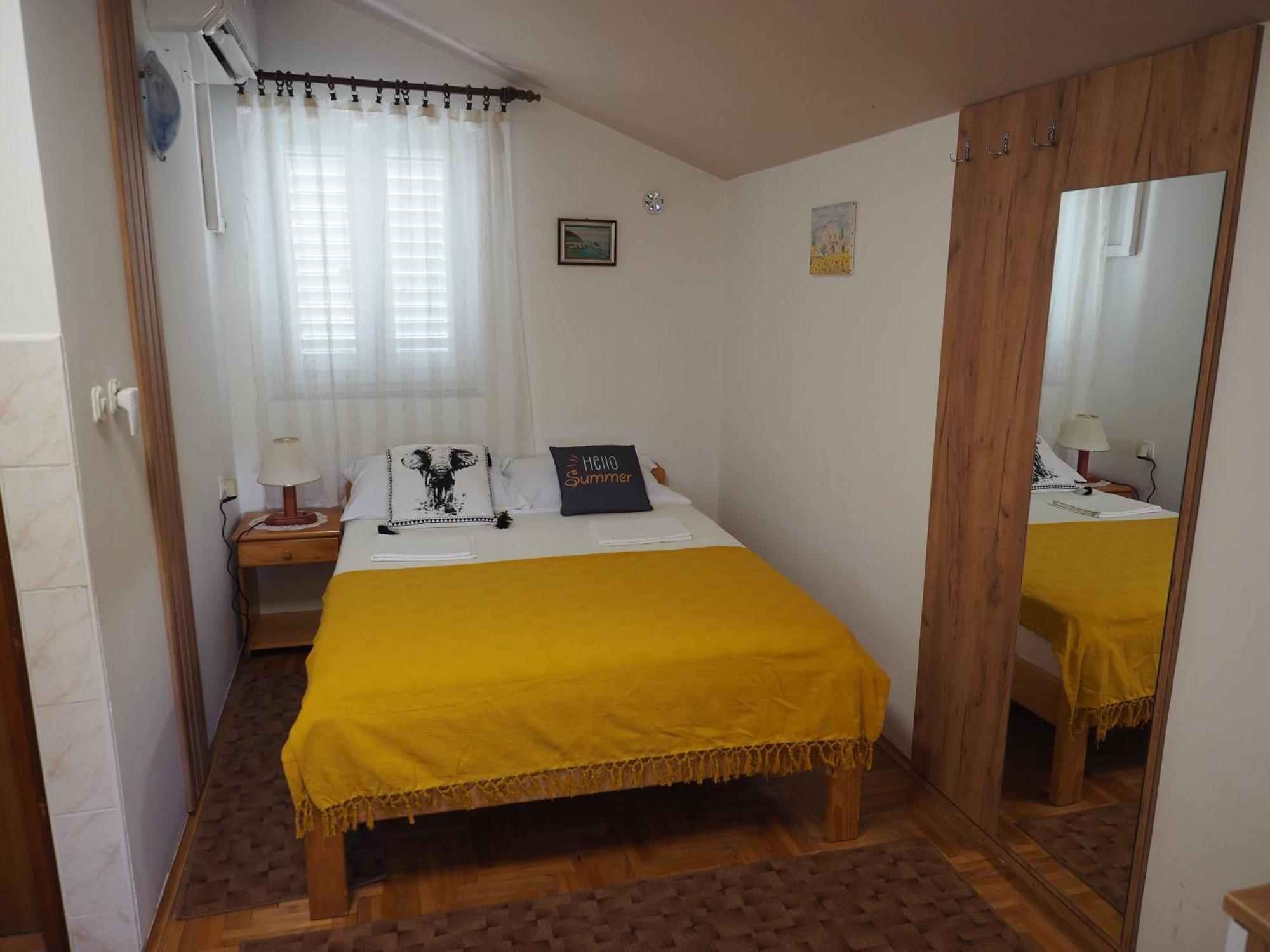 Apartments Miro Kornić Buitenkant foto